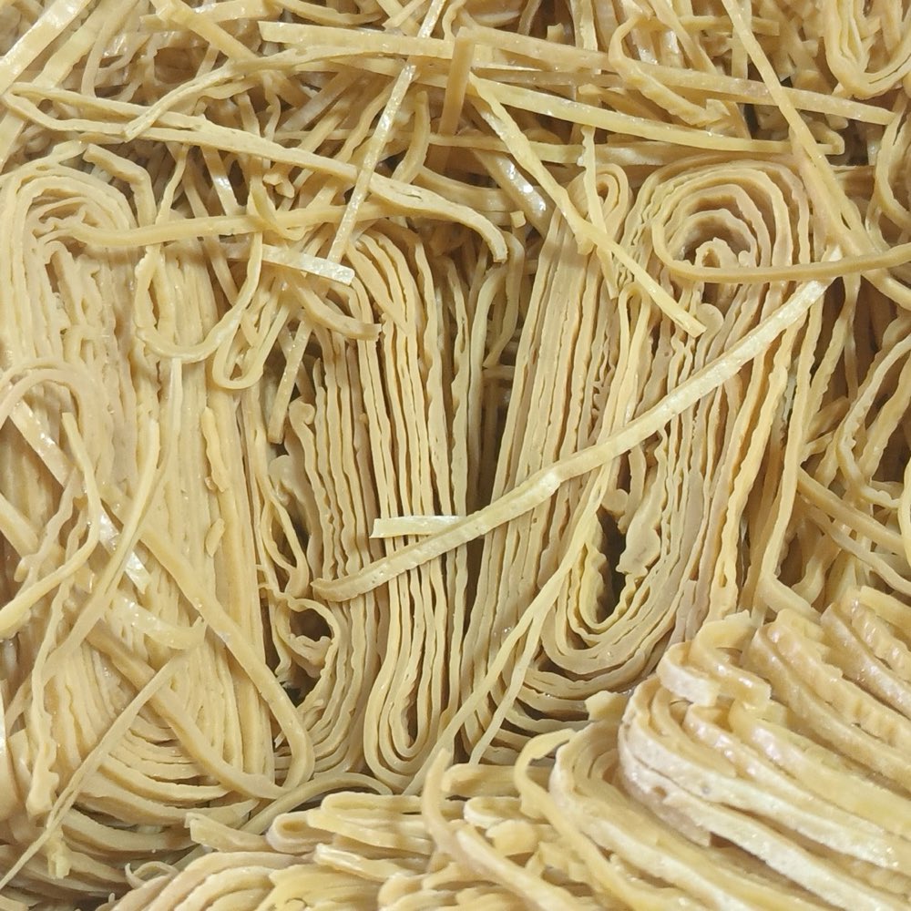 一堆近拍的浅色豆干丝，看起来像面条